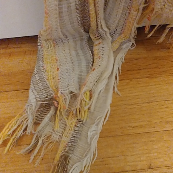 Scraf - Picture 3 of 3